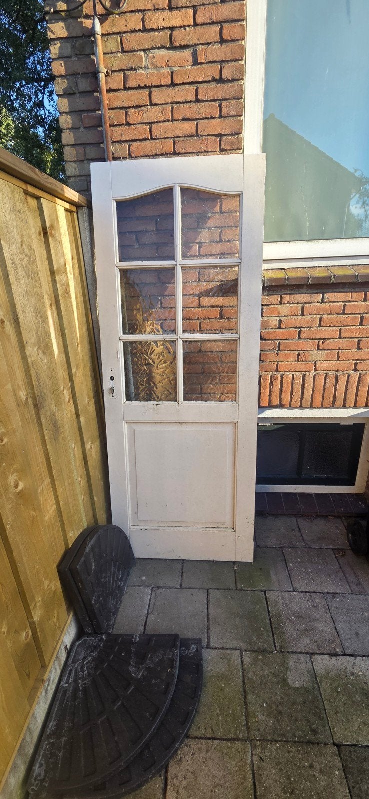 Oude houten binnendeur met glas, Ophalen