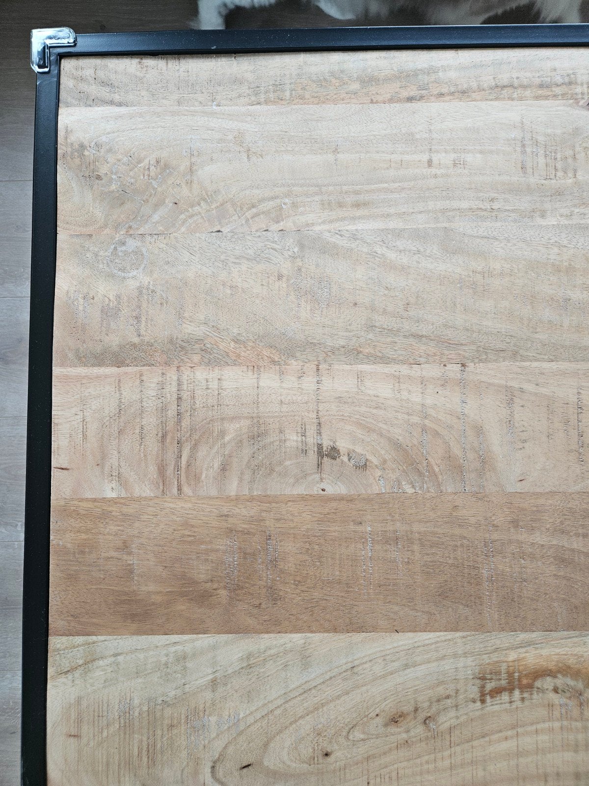 Mango houten salontafel met 4 lades en stalen onderstel, Ophalen