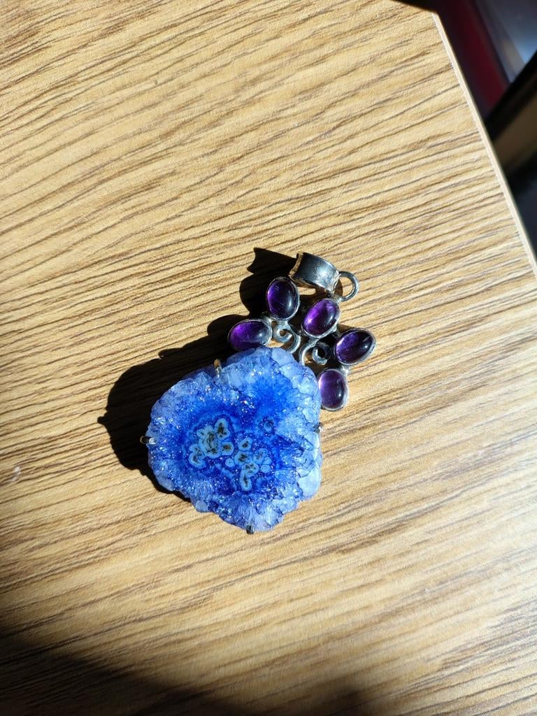 Unieke hanger met blauwe zonnekwarts en amethist, Verzenden, Zo goed als nieuw