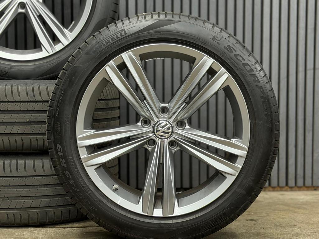 19 inch Originele Zomerset Volkswagen tiguan pirelli €799,-, Ophalen, Zomerbanden, Banden en Velgen
