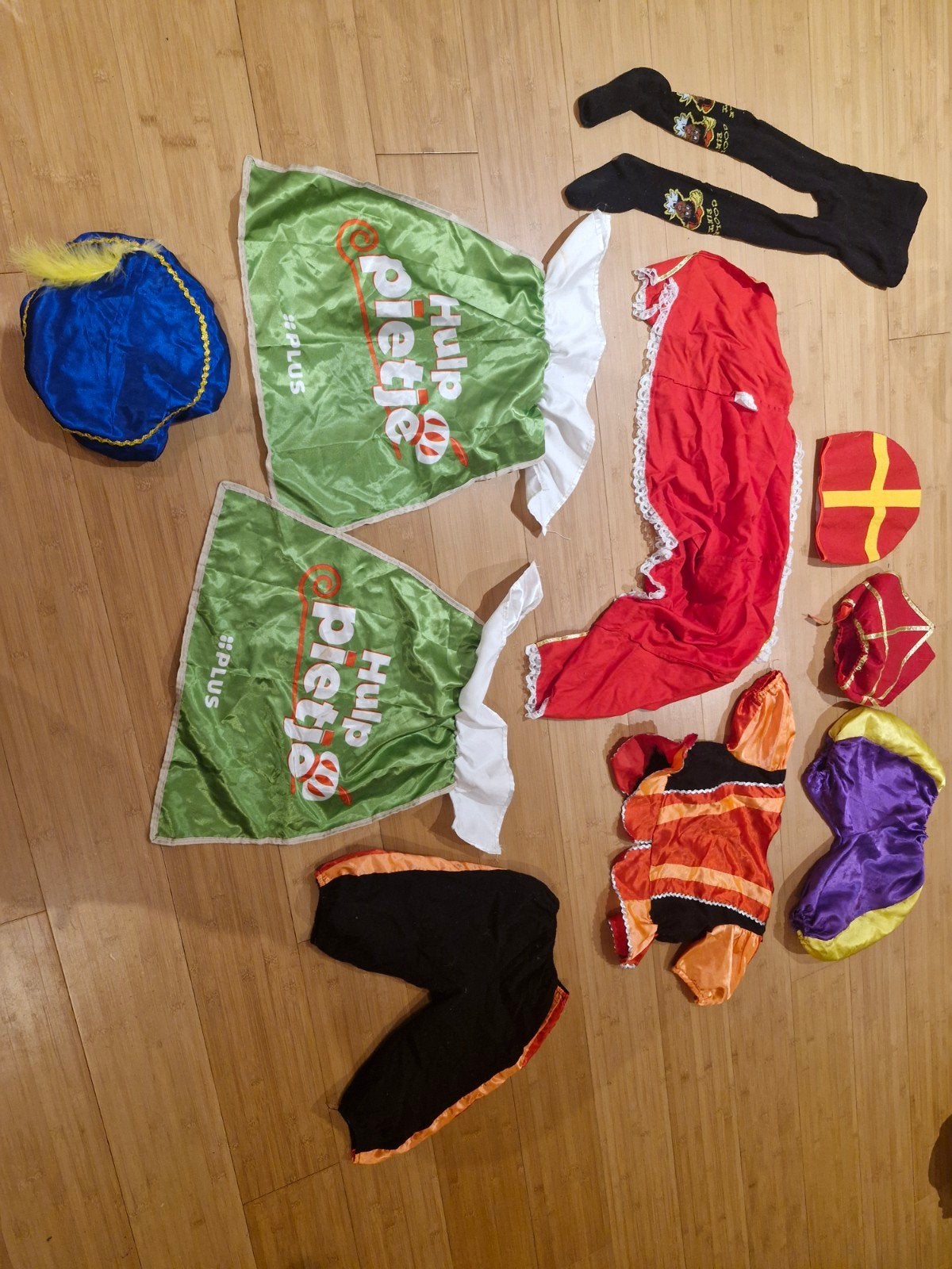Grote collectie Sinterklaas en Piet verkleedkleding, Hobby en Vrije tijd, Ophalen of Verzenden, Gebruikt, Pak of Jurk
