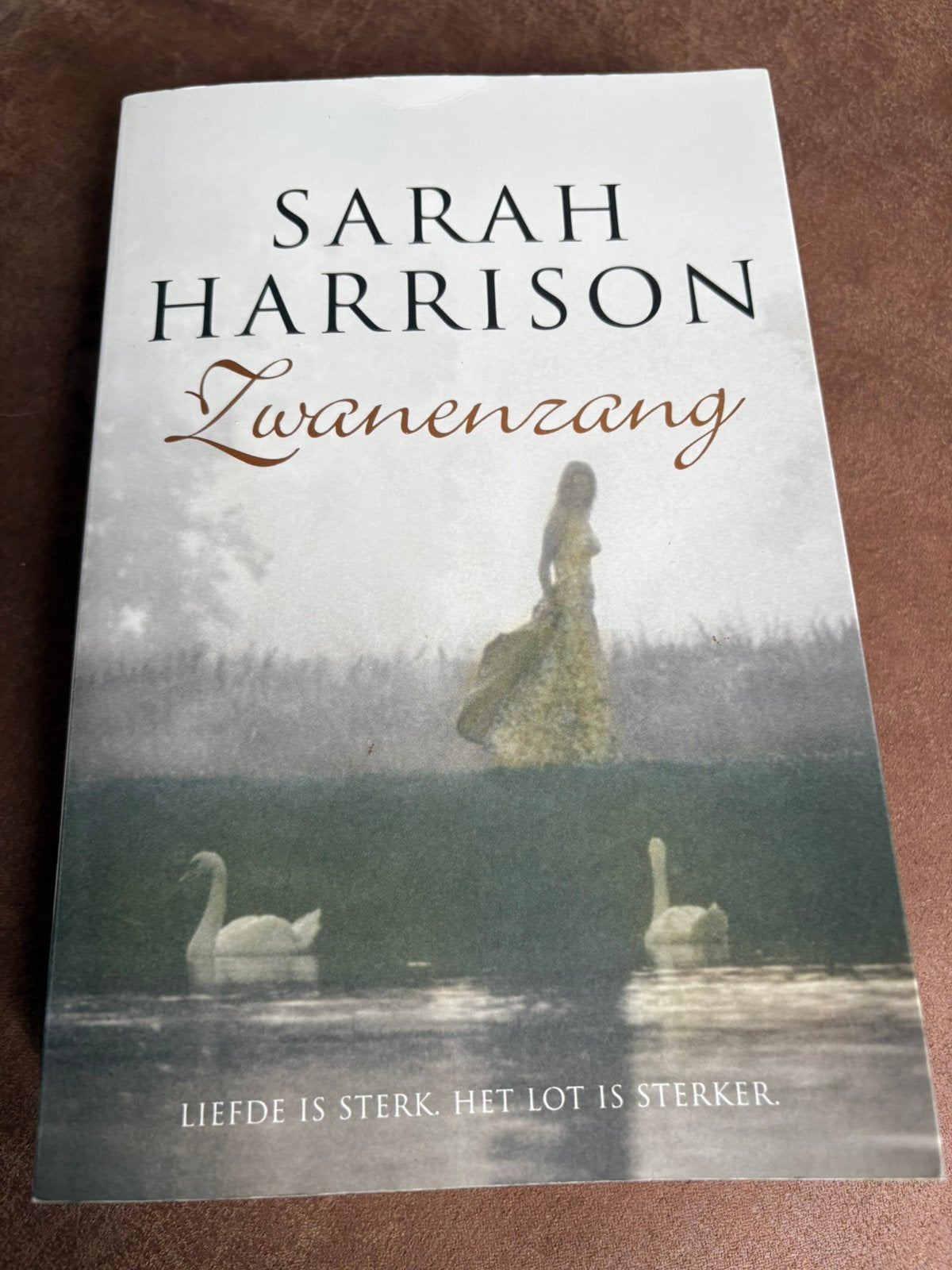 Sarah Harrison - Zwanenzang, Boeken, Ophalen of Verzenden, Zo goed als nieuw