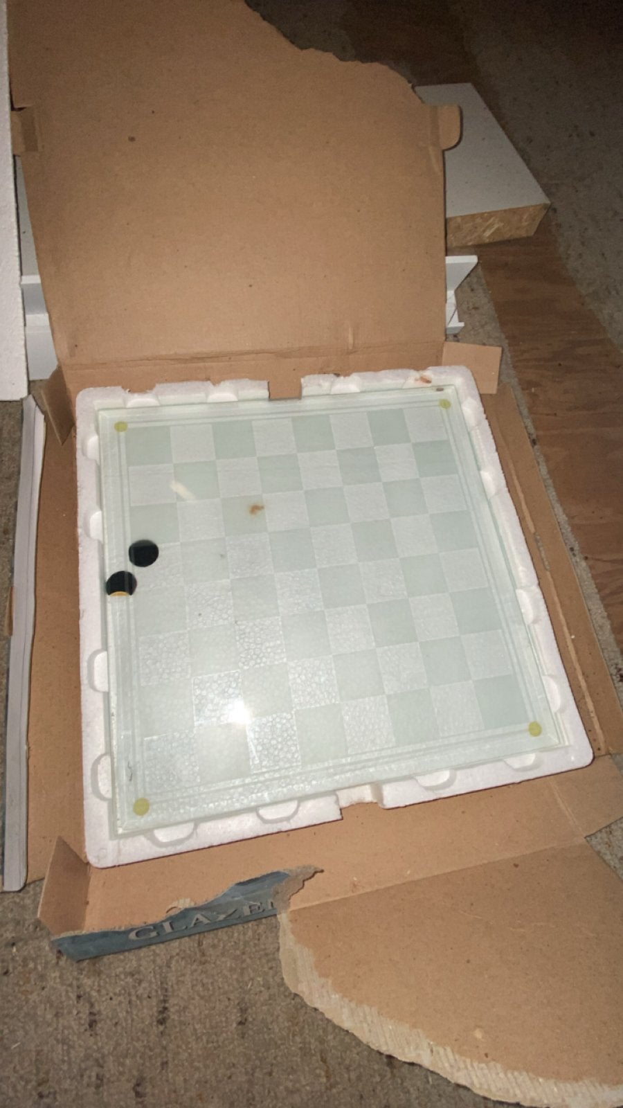 Glazen schaakbord met schaakstukken (filtjes deels los), Hobby en Vrije tijd, Een of twee spelers, Ophalen of Verzenden, Gebruikt