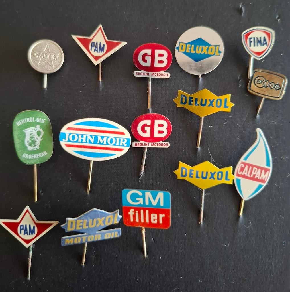 15 vintage speldjes van oliemerken -, Verzamelen, Ophalen of Verzenden, Gebruikt, Merk