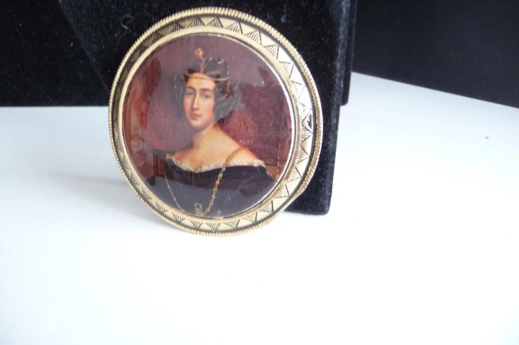 2 VINTAGE BROCHES MET PORSELEIN AFBEELDING, Overige materialen, 4 tot 7 cm, Gebruikt, Overige kleuren