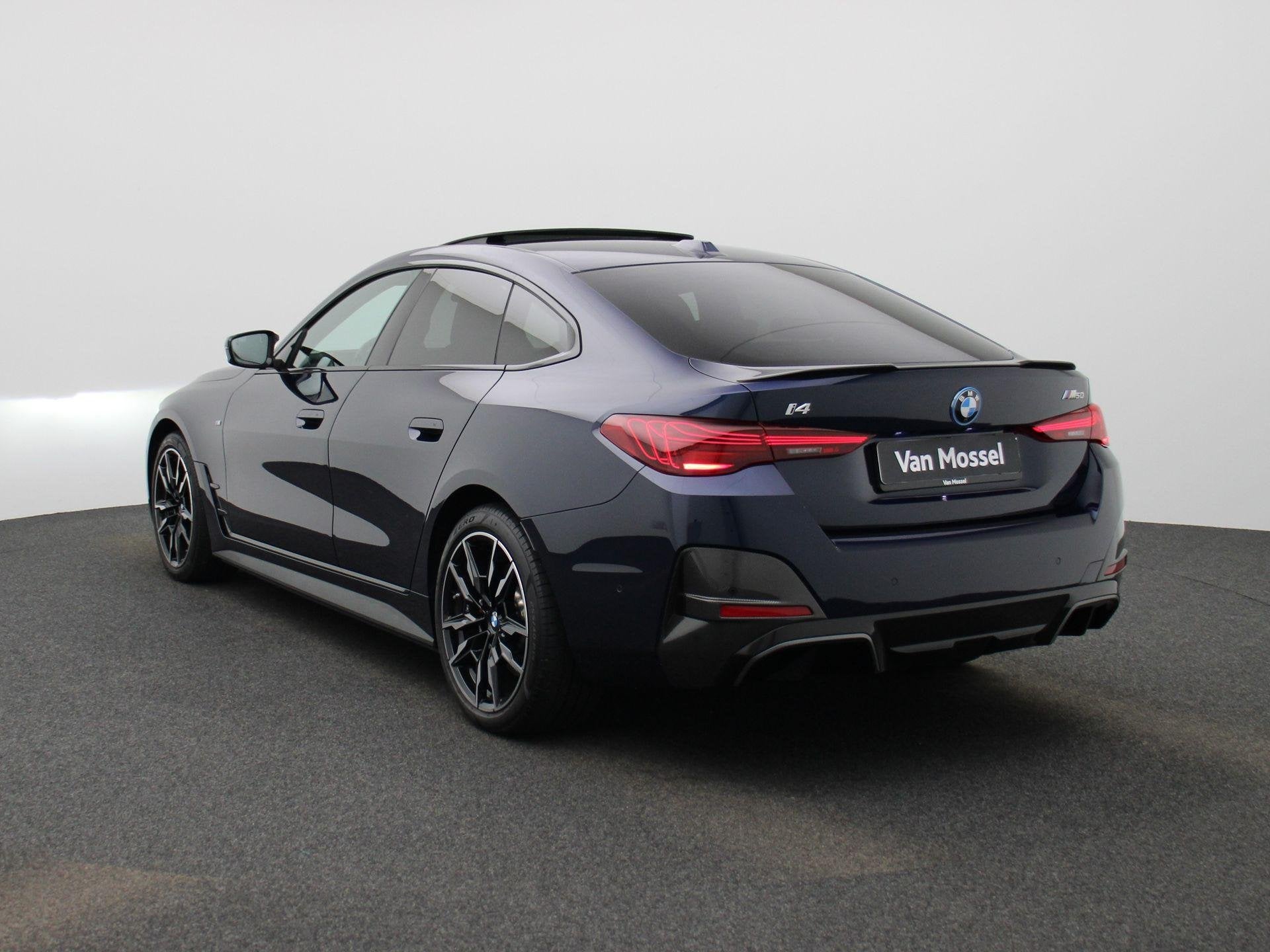 BMW i4 M50 | CARBON IN&EXTRIEUR | KEYLESS | 360 CAMERA | HAR, Auto's, 12 maanden, Stof, Gebruikt, 495 min