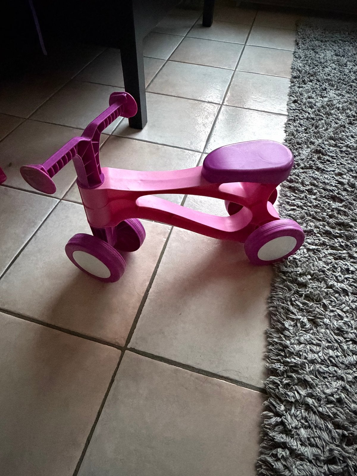 Roze loopfietsje voor peuters - Zo goed als nieuw