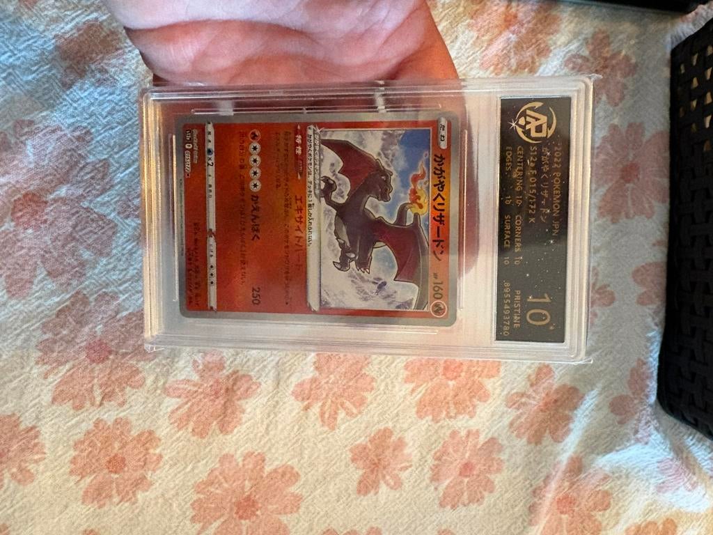Radiant charizard pristine 10, Ophalen of Verzenden, Zo goed als nieuw, Meerdere kaarten, Foil