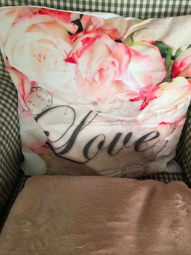 2 Kussenhoesjes met Kussen - Rozenprint en 'Love', Ophalen, Zo goed als nieuw, Roze, Vierkant