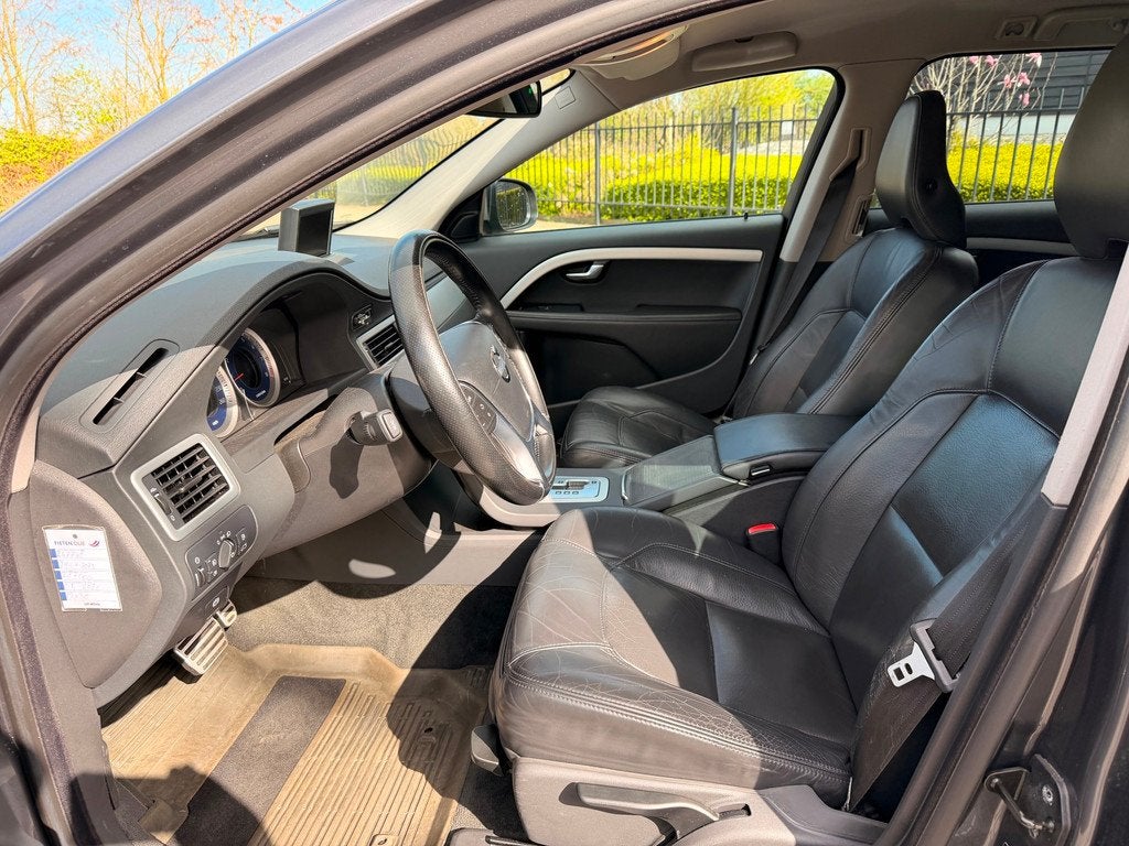 Volvo V70 2.0T R-Edition 200PK AUTOMAAT LEER NAVI XENON, Auto's, Volvo, Euro 5, Zwart, 4 cilinders, 203 pk