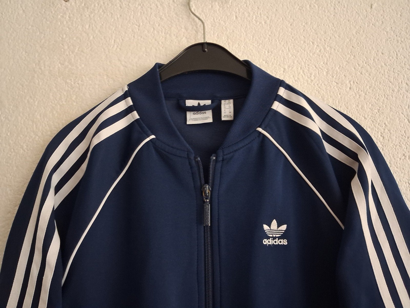 Adidas trainingsjack blauw met witte strepen Maat XS, Kleding | Heren, Ophalen of Verzenden, Zo goed als nieuw, Blauw