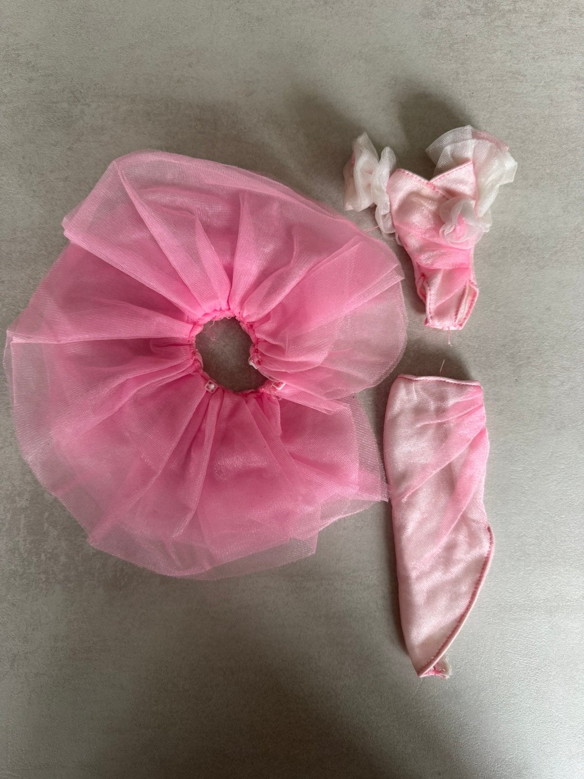 Barbie sweet roses kleding bespeeld, Verzamelen, Poppen, Ophalen of Verzenden, Gebruikt, Kleertjes