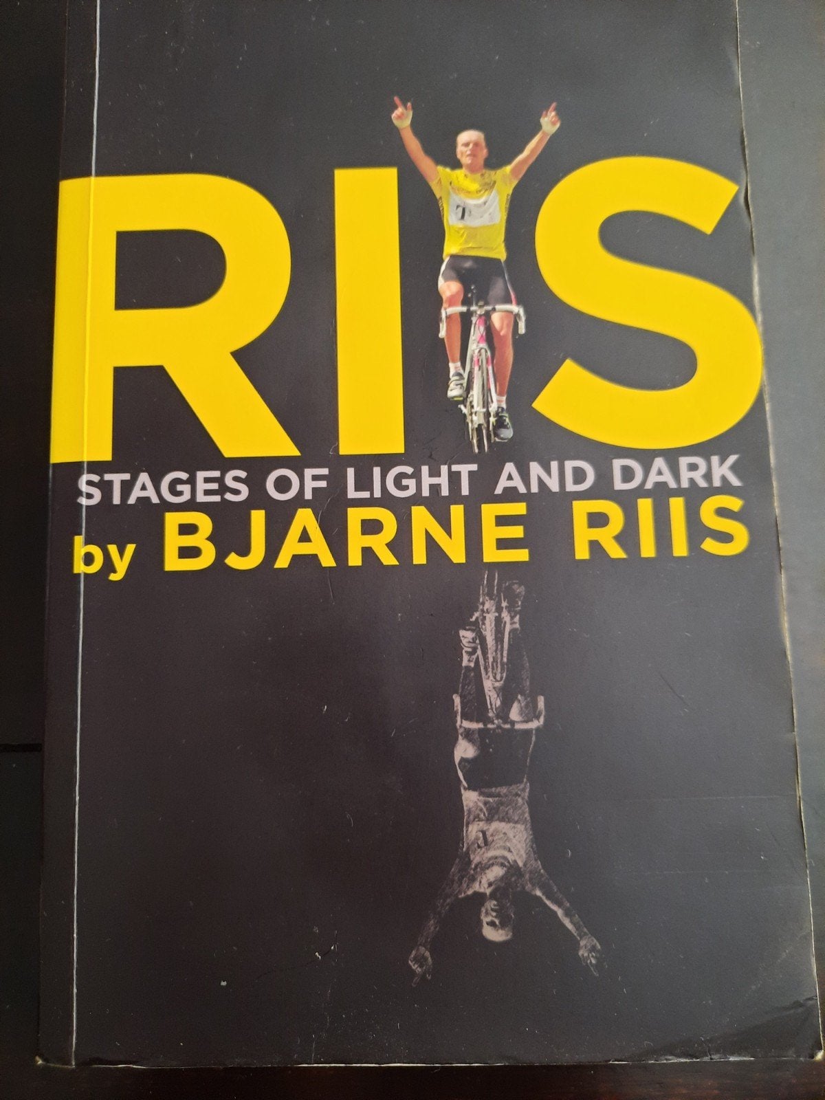 Bjarne Riis: Stages of Light and Dark - Wielerbiografie, Ophalen of Verzenden, Gelezen, Bjarne Riis, Lopen en Fietsen