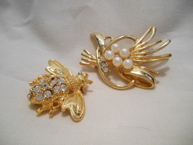 Lot van 2 mooie "gouden" broches, kunnen ook per stuk weg!, Overige materialen, Gebruikt, Met kristal, Ophalen of Verzenden