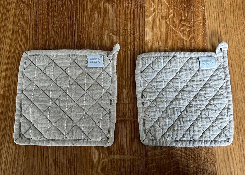 2 grijze/beige Pannenlappen van het merk Fancy Nancy, Gebruikt, Overige typen, Ophalen of Verzenden, Overige stijlen