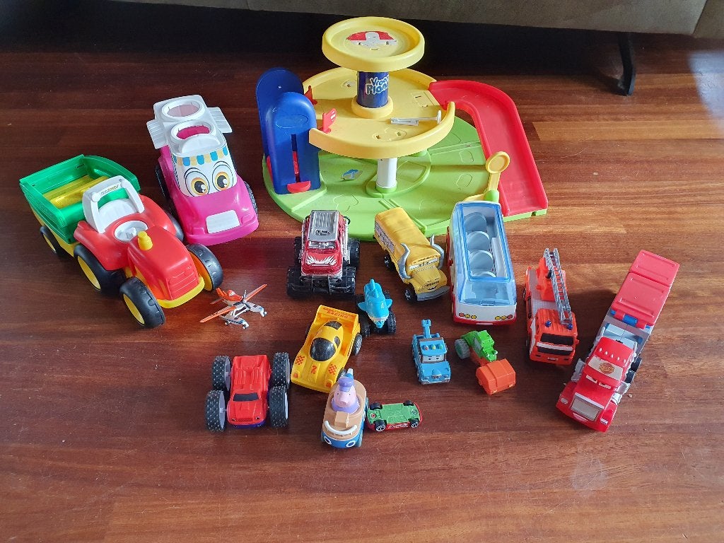 EENVOUDIGE  GARAGE  met voertuigen  , Ophalen, Gebruikt