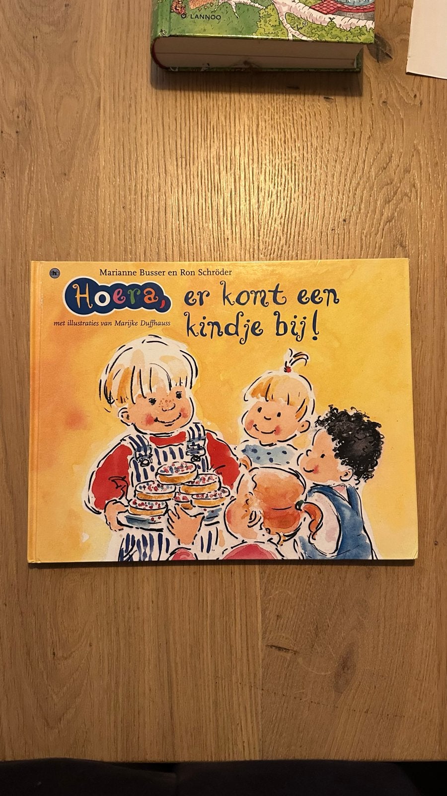 Hoera, er komt een kindje bij! - Marianne Busser & Ron Schrö, Ophalen of Verzenden, Zo goed als nieuw, 2 tot 3 jaar