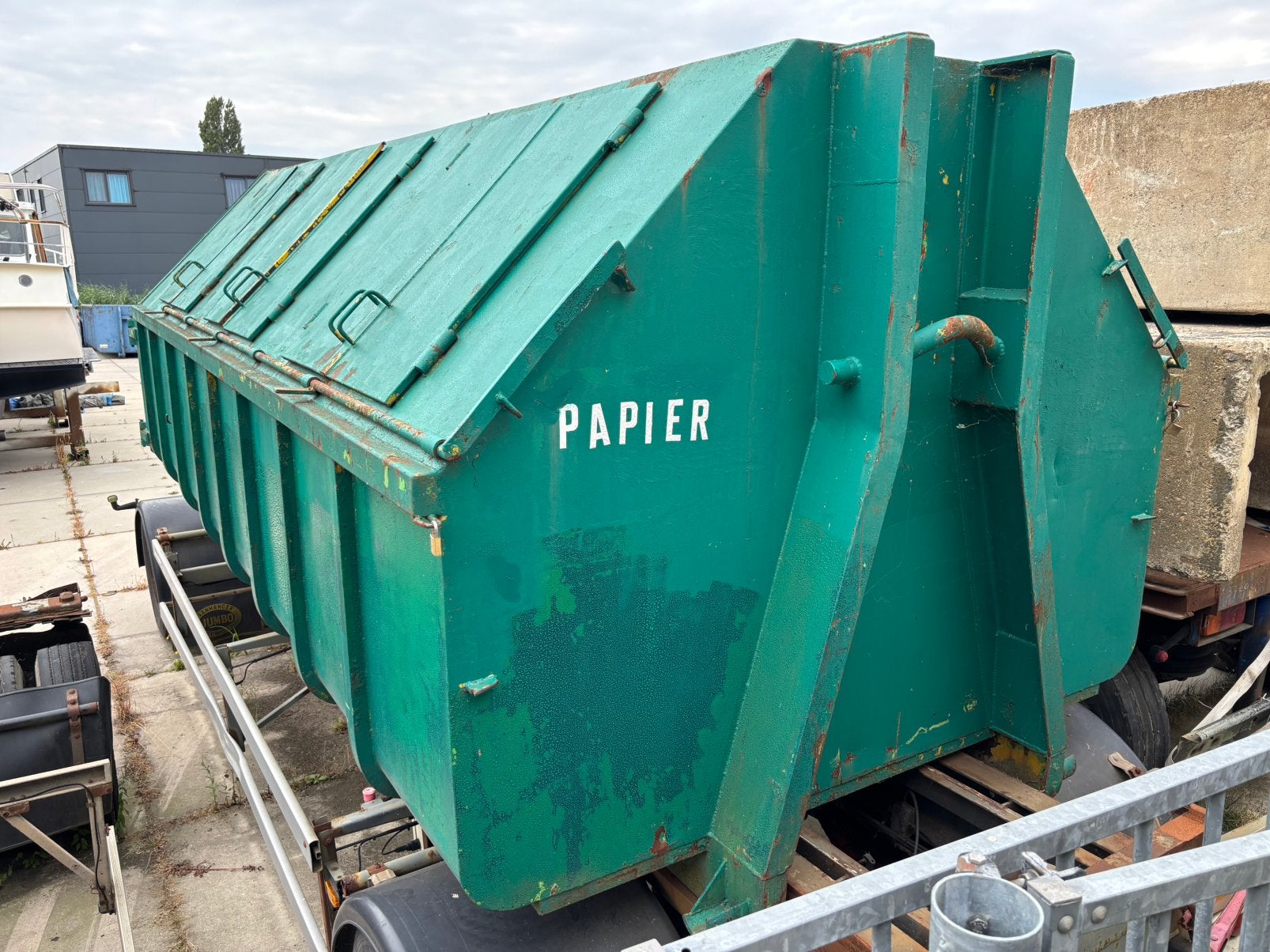 Dichte containerbak, Ophalen