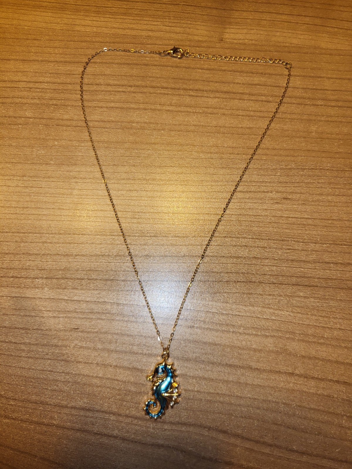 Nieuwe gouden ketting met zeepaardje hanger, Nieuw, Ophalen of Verzenden, Goud, Overige materialen