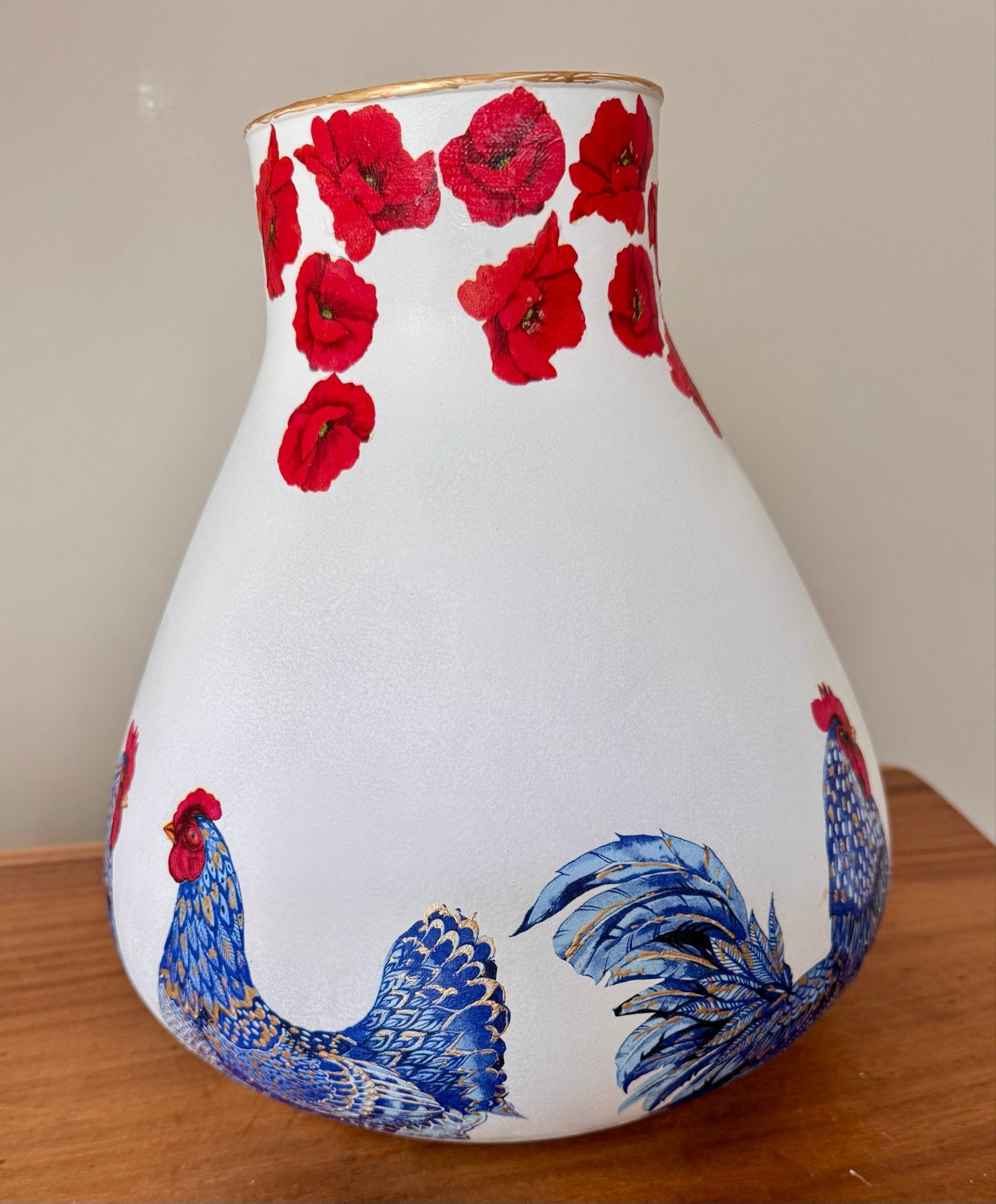 Decoratieve vaas met kip en klaprozen, Handgemaakt, Blauw, 35 cm, Nieuw