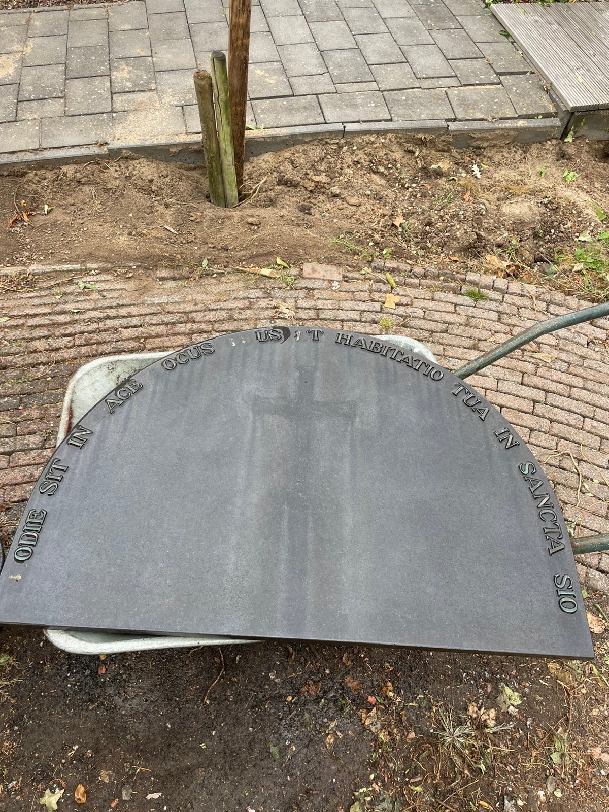 Gratis oude gedenksteen enkele letters ontbreken, Tuin en Terras, Grind, Keien en Split, Ophalen, Gebruikt, Graniet, Zwart