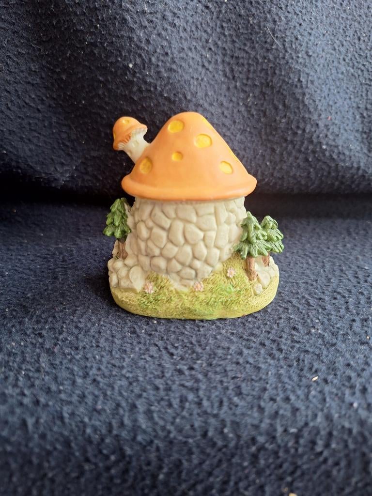 Beeldje konijn in Paddestoel, Ophalen of Verzenden, Zo goed als nieuw, Fantasy