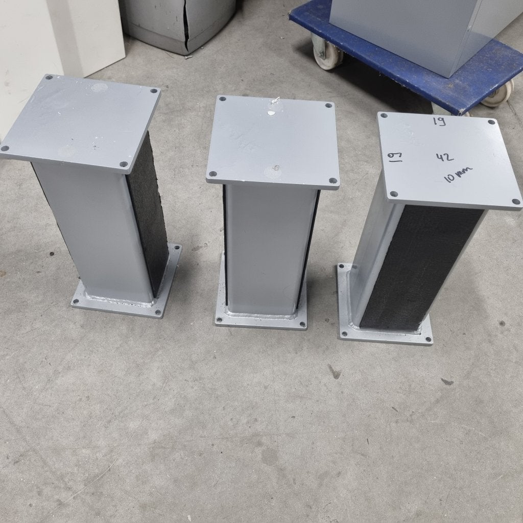 Set van 4  zware metalen kolommen met voetplaat, Niet ingevuld, Gebruikt, Niet ingevuld, Niet ingevuld