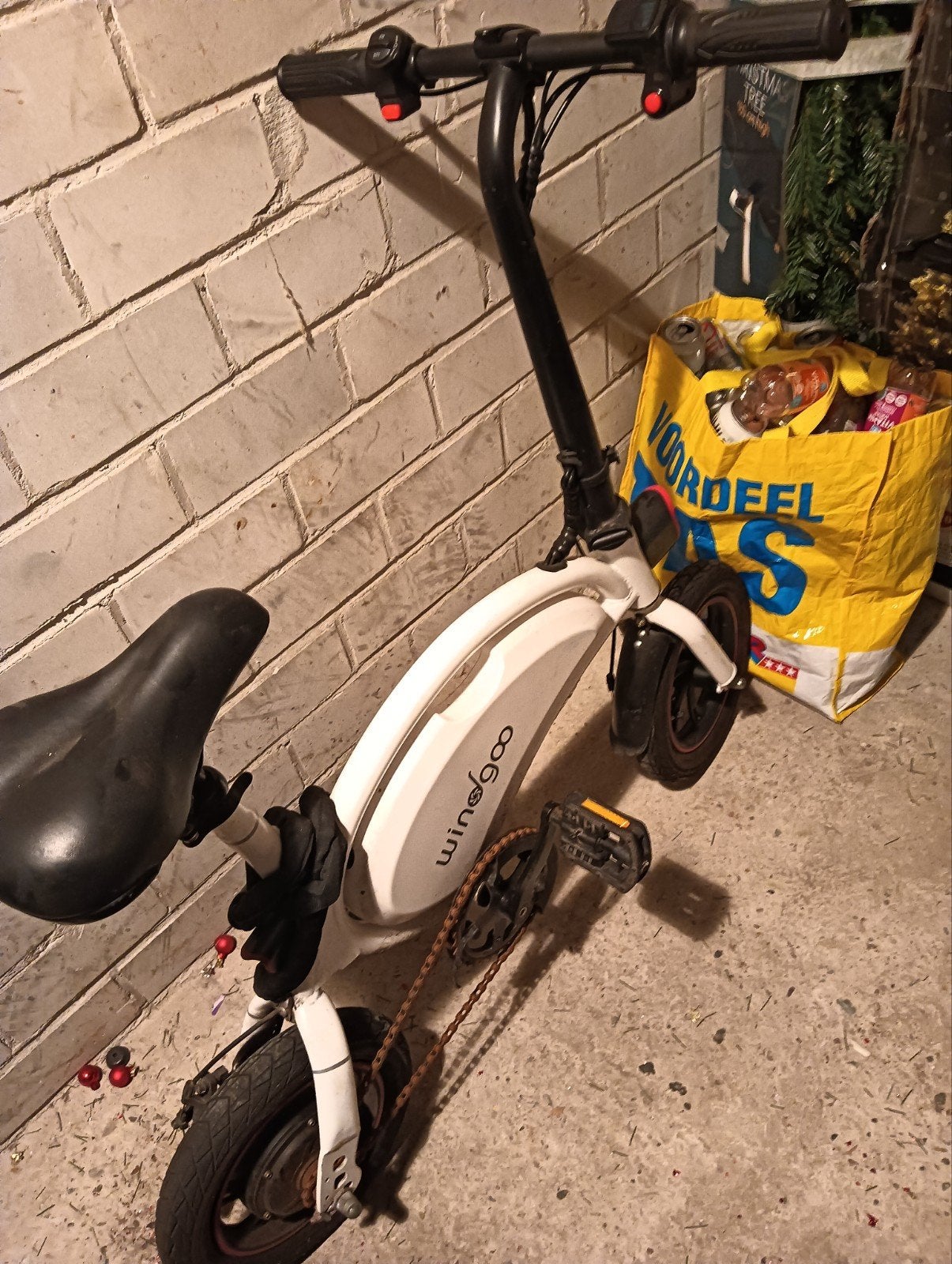 Compacte elektrische fiets met gashendel en pedalen met lade, Minder dan 30 km per accu, Gebruikt, Minder dan 47 cm, Ophalen