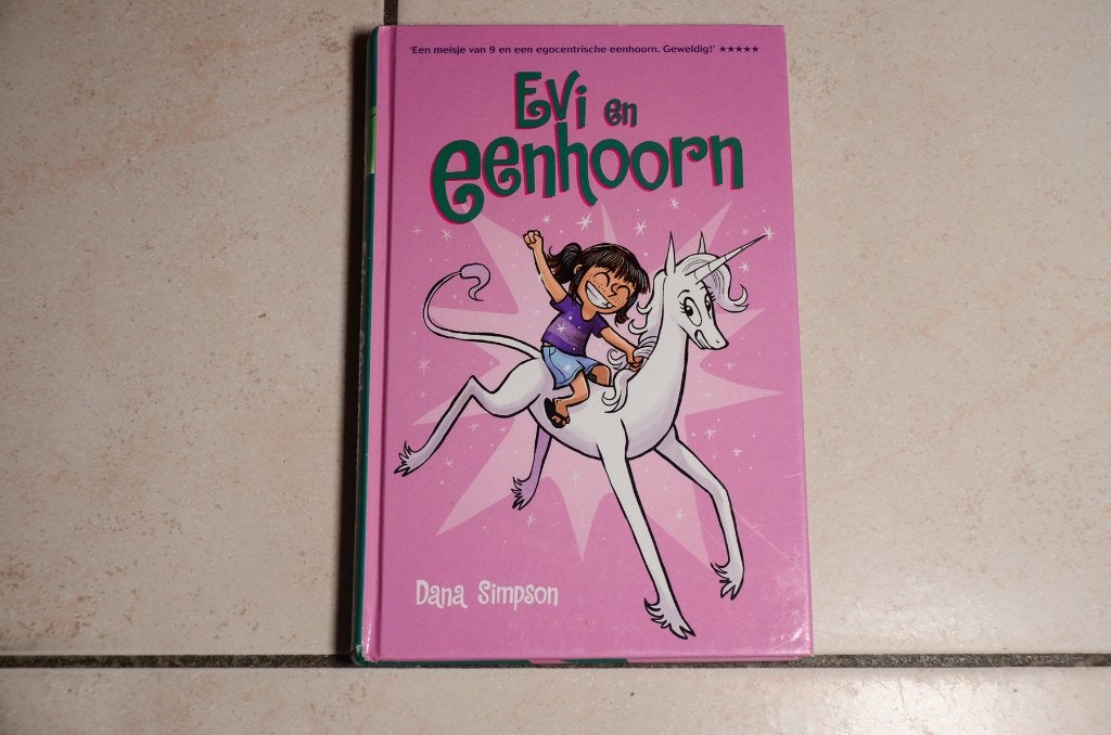 Evi en Eenhoorn / Dana Simpson , Boeken, Ophalen of Verzenden, Zo goed als nieuw, Fictie algemeen