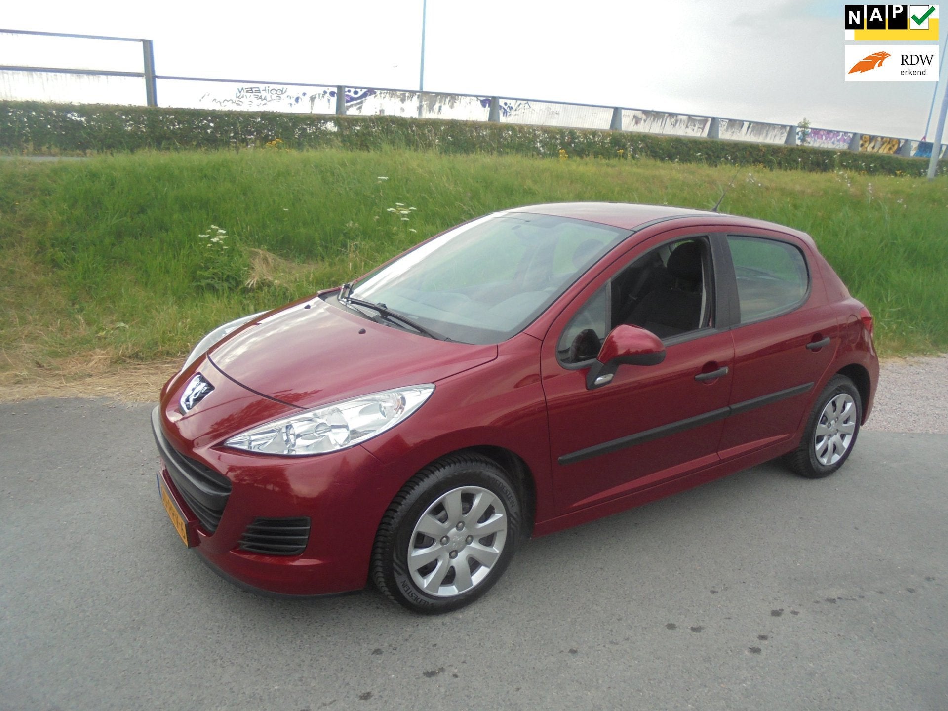 Peugeot 207 peugeot 207 1.4 benzine 5 deurs airco trekhaak 1, Auto's, Voorwielaandrijving, Euro 5, Metallic lak, 4 cilinders