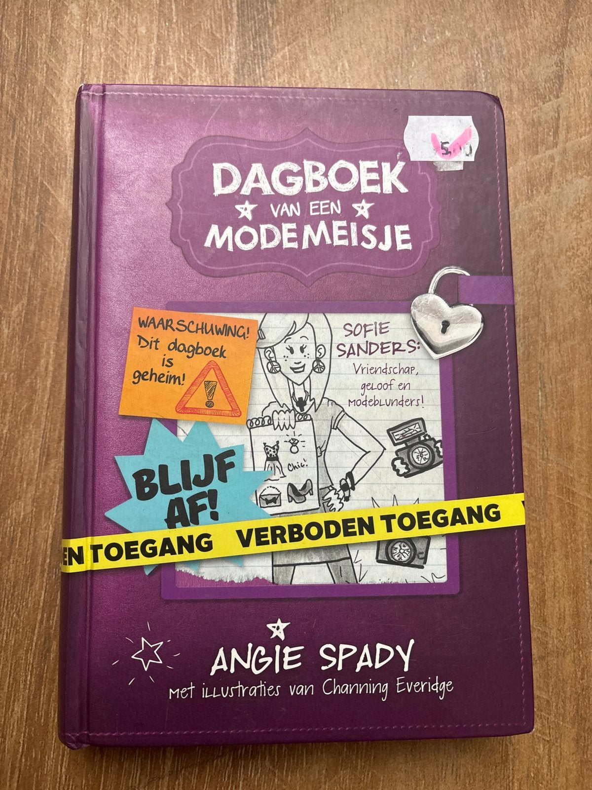Dagboek van een Modemeisje - Angie Spady, Boeken, Ophalen of Verzenden, Zo goed als nieuw, Fictie