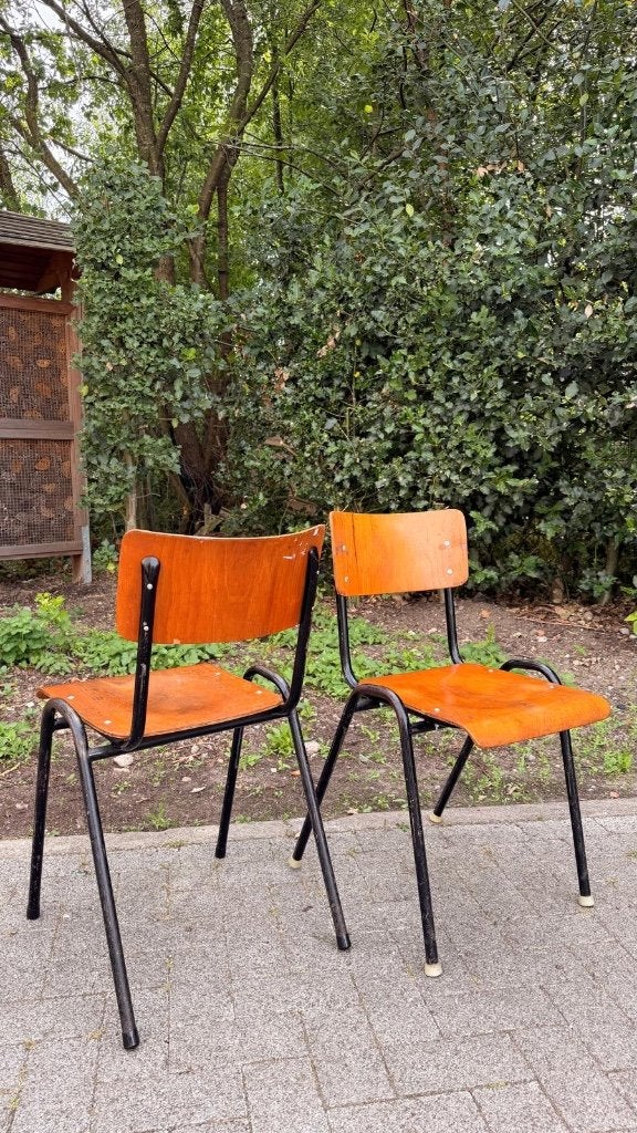 Zwarte stapelbare kantinestoelen ( 32 op voorraad)