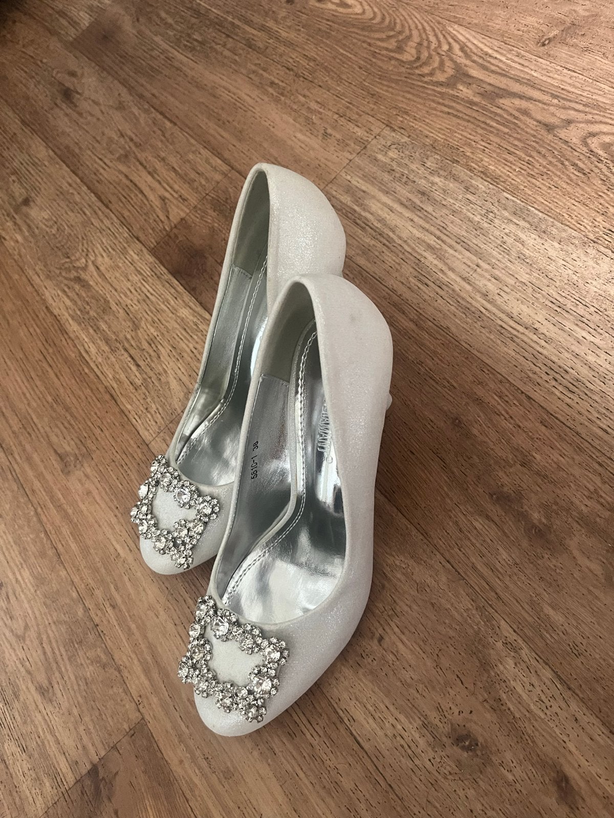Elegante Witte Pumps met Strass Gesp - Maat 38, Ophalen of Verzenden, Nieuw, Wit, Pumps