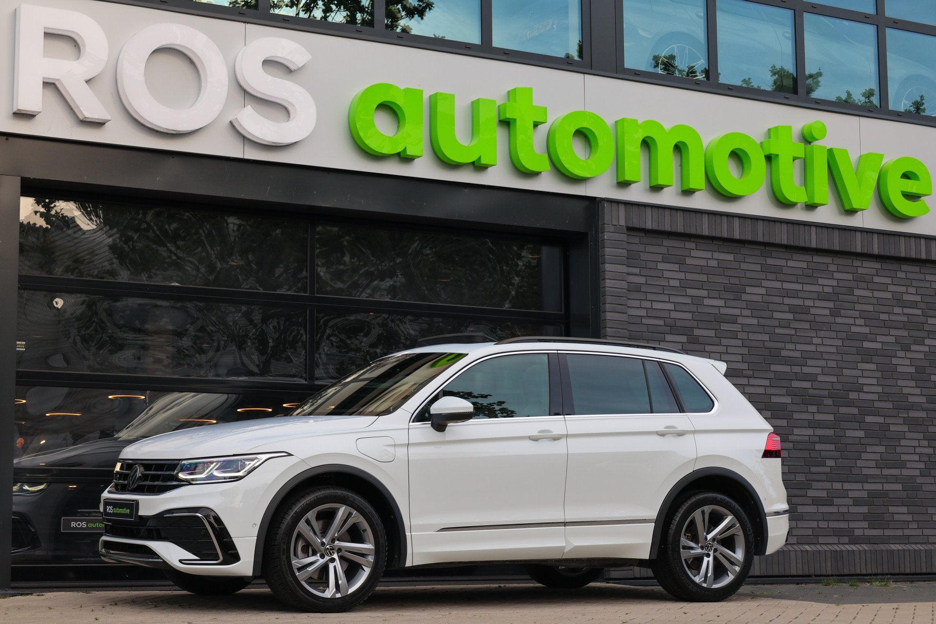 Volkswagen Tiguan 1.4 TSI eHybrid R-Line Business | BTW | PA, Auto's, Volkswagen, 1716 kg, 9 kWh, 4 cilinders, Wit