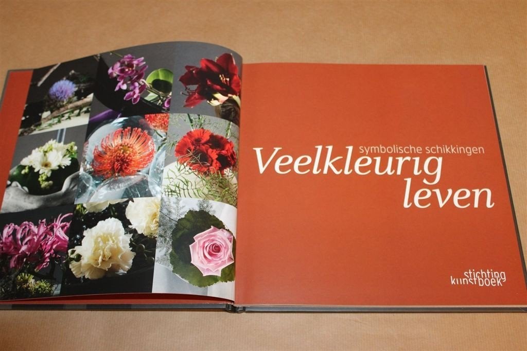 Veelkleurig Leven — Symbolische Bloemschikkingen Fotoboek, Ophalen of Verzenden, Gelezen, Overige onderwerpen, Achtergrond en Informatie