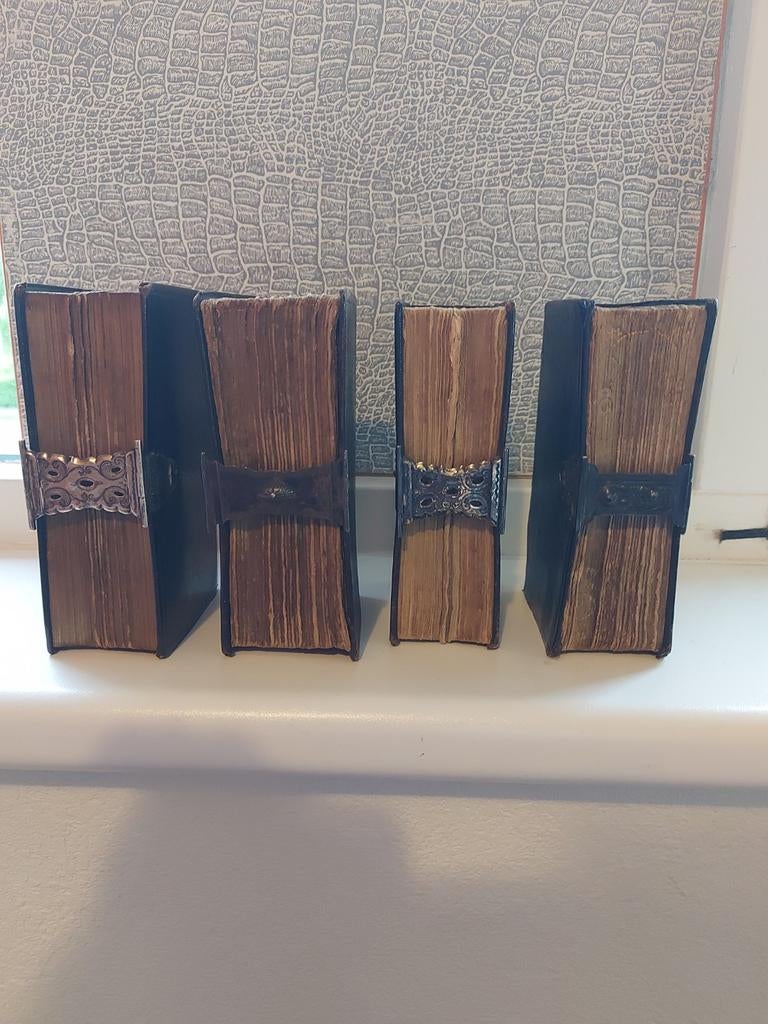 8 Antieke Bijbeltjes (ca. 1860) met Zilveren Sloten, Ophalen, Onbekend