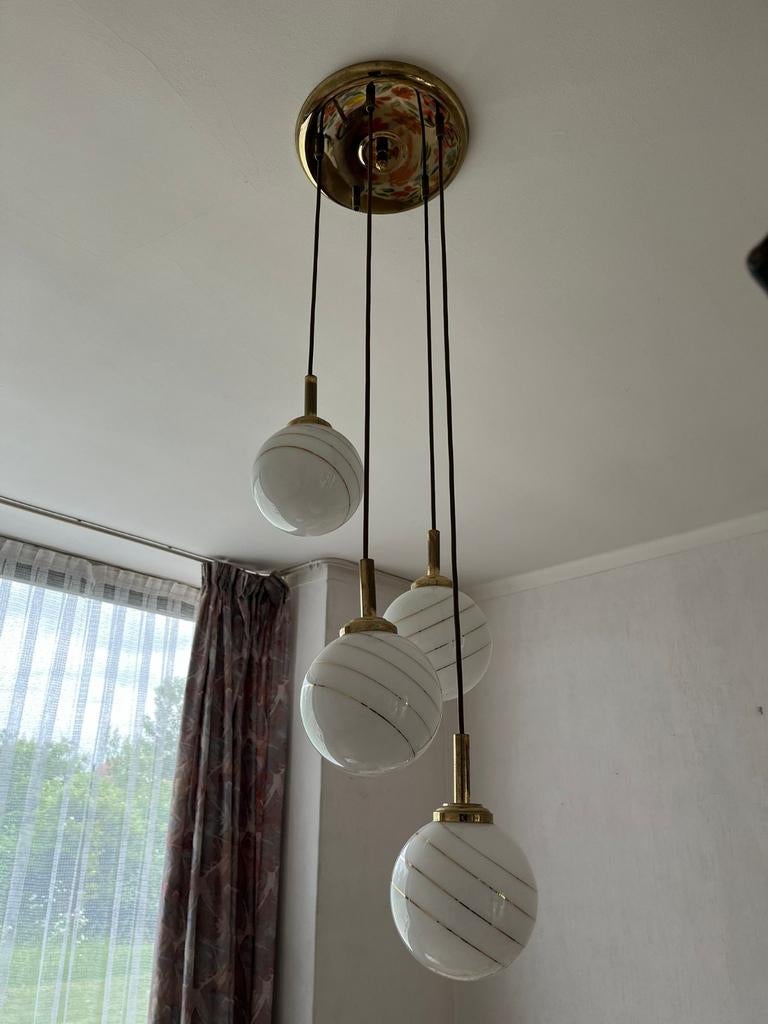 Vintage hanglamp met 4 bollen - Melkglas en messing, Ophalen, Gebruikt, Vintage, Retro, Mid-century, Glas