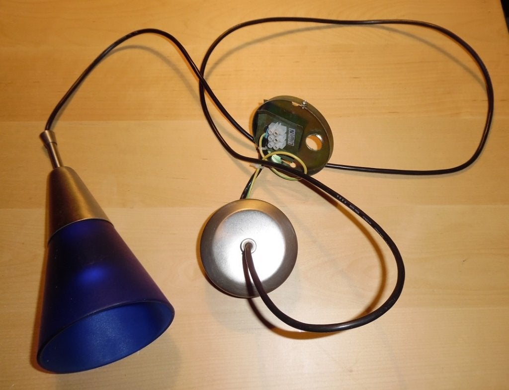 Te koop hanglampje van Massive met een blauw glazen kapje., Huis en Inrichting, Lampen | Hanglampen, Retro / vintage, E14 (klein)