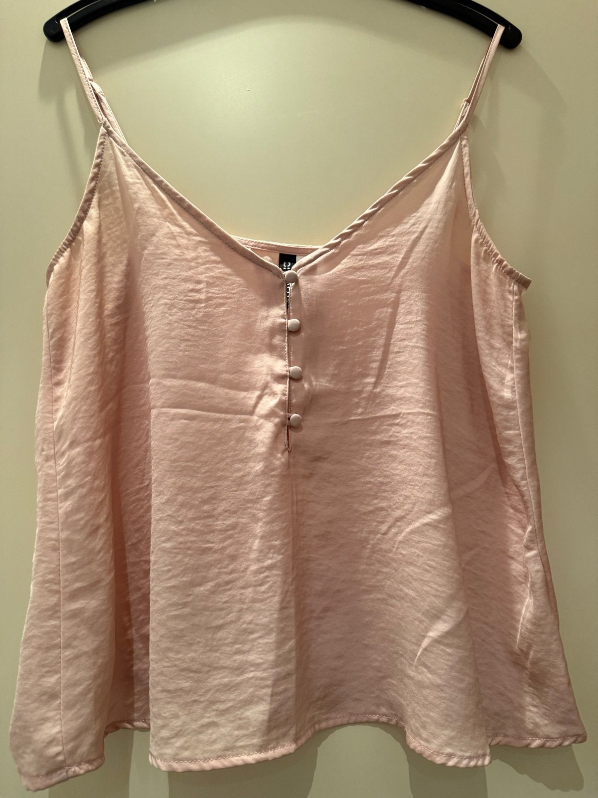 Roze satijnen top met knoopjes - H&M Divided, Kleding | Dames, Ophalen of Verzenden, Zo goed als nieuw, Roze, Zonder mouw