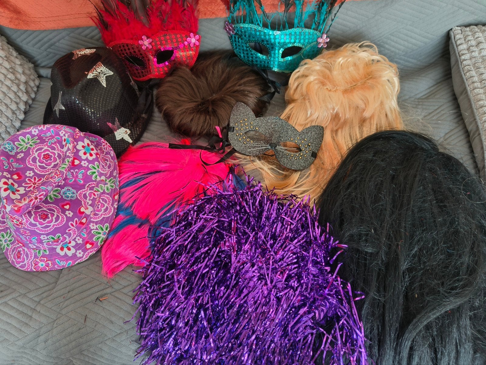 Carnaval/Verkleed Accessoires Set: Maskers, Hoeden, Pruiken, Ophalen