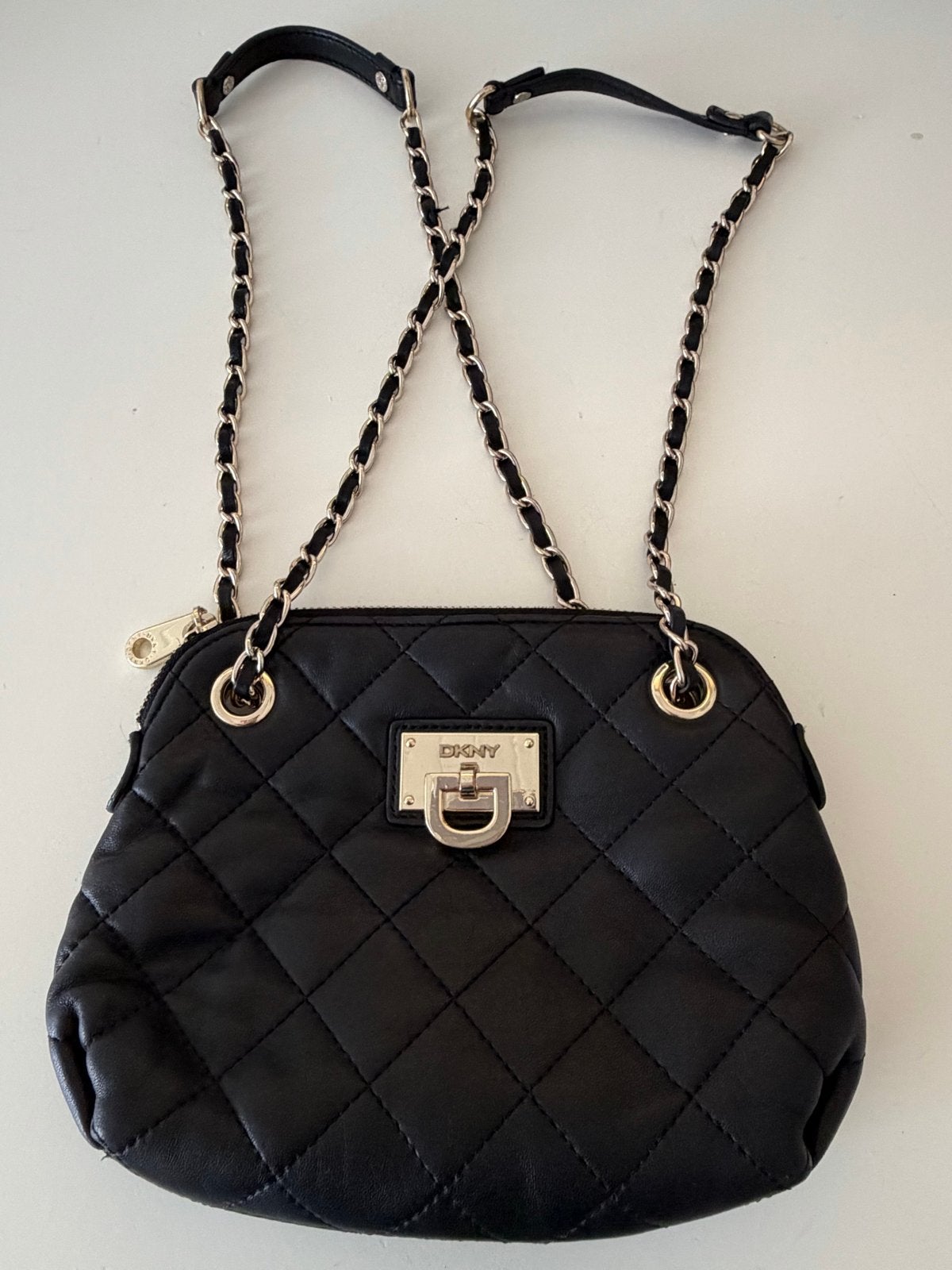 DKNY Zwart Gewatteerd Schoudertasje met Gouden Details, Ophalen of Verzenden, Gebruikt, Zwart, Schoudertasje