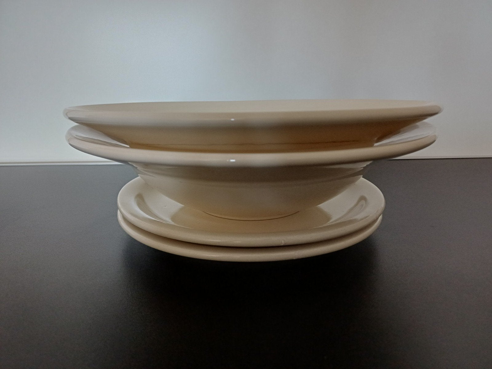 Set van 4 crèmekleurige borden: 2 diep, 2 plat, Keramiek, Ophalen of Verzenden, Zo goed als nieuw, Bord(en)