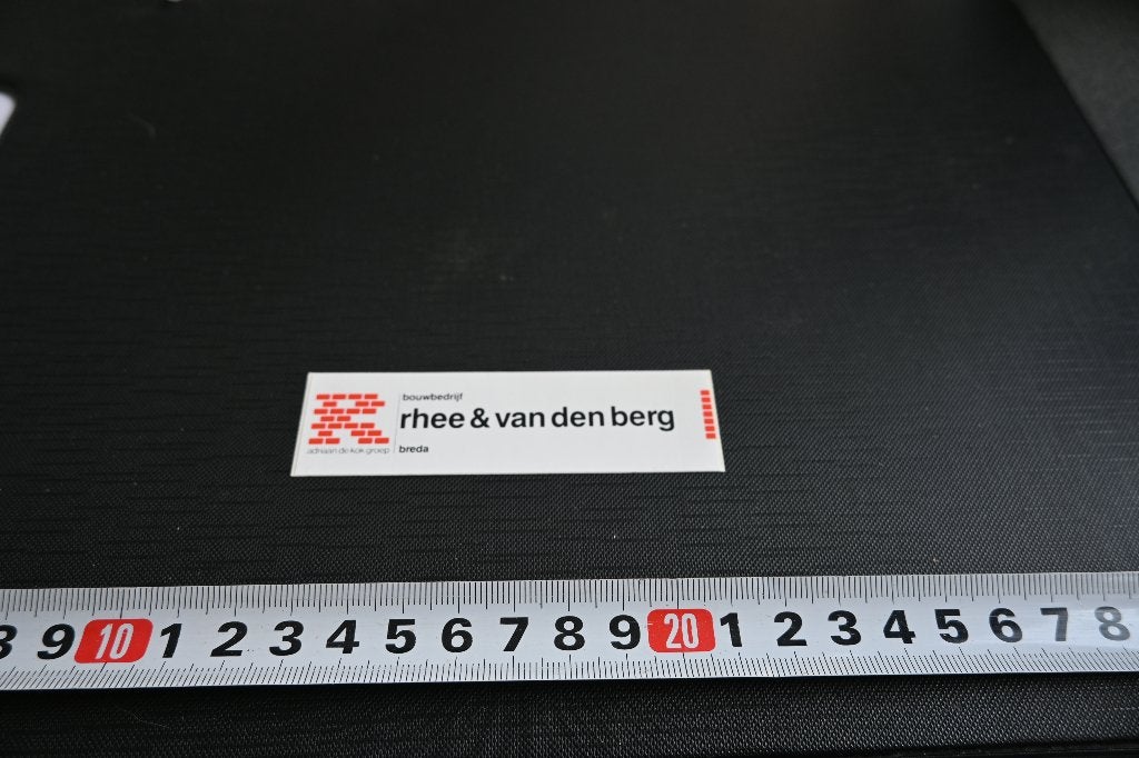 sticker Breda bouwbedrijf Rhee & van den Berg, Ophalen, Zo goed als nieuw