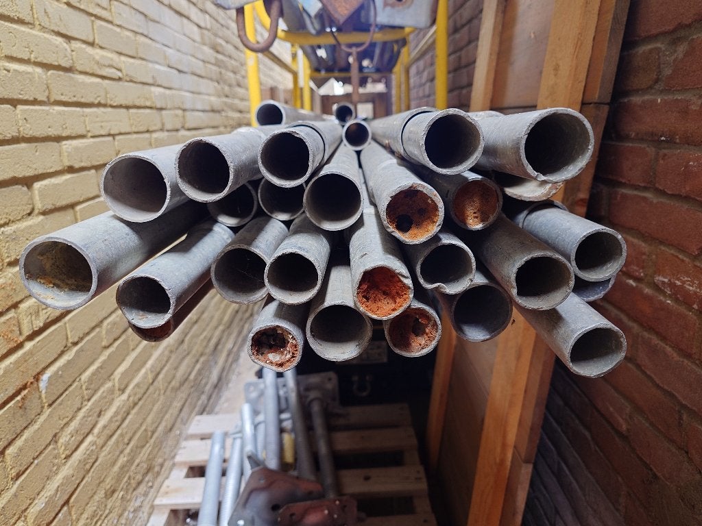 Complete vaste steiger aluminium incl. koppelingen stelpoten, Doe-het-zelf en Verbouw, Ophalen, Gebruikt, Gevelsteiger, 5 meter of hoger
