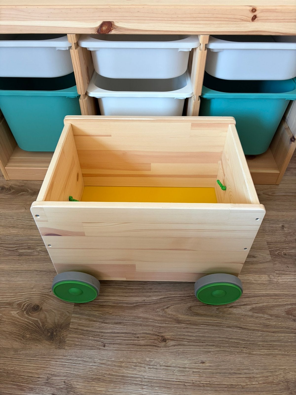 Te koop: IKEA FLISAT Speelgoedkist op wielen (Zgan!), Ophalen, Zo goed als nieuw, Overige typen