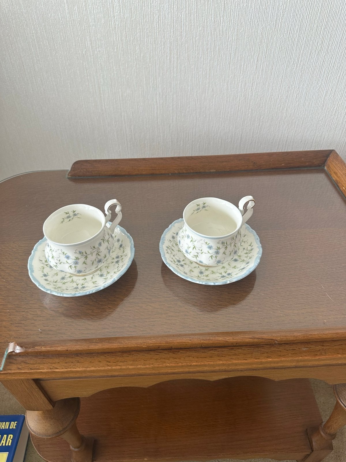 2 Royal Albert 'Caroline' kop en schotels - Puntgaaf, Antiek en Kunst, Ophalen