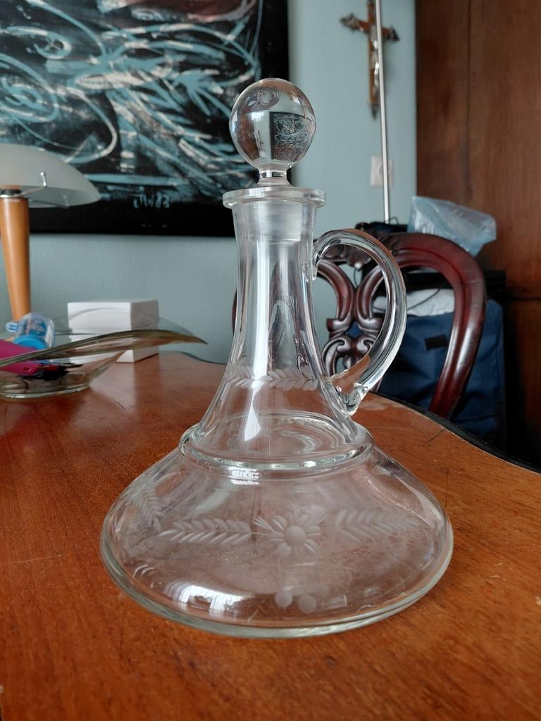 Oude glazen karaf met ingegraveerd motief, Ophalen of Verzenden