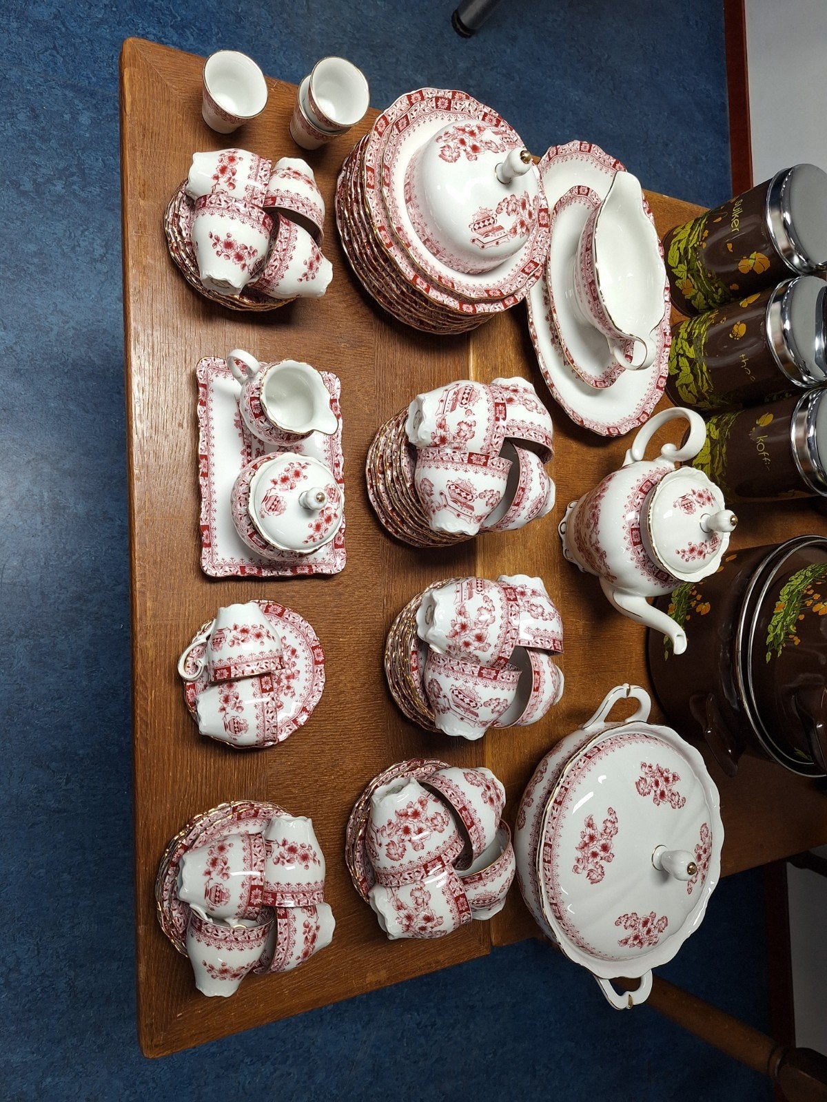 uitgebreid servies Seltmann Weiden "Theresia Rood", Antiek en Kunst, Ophalen