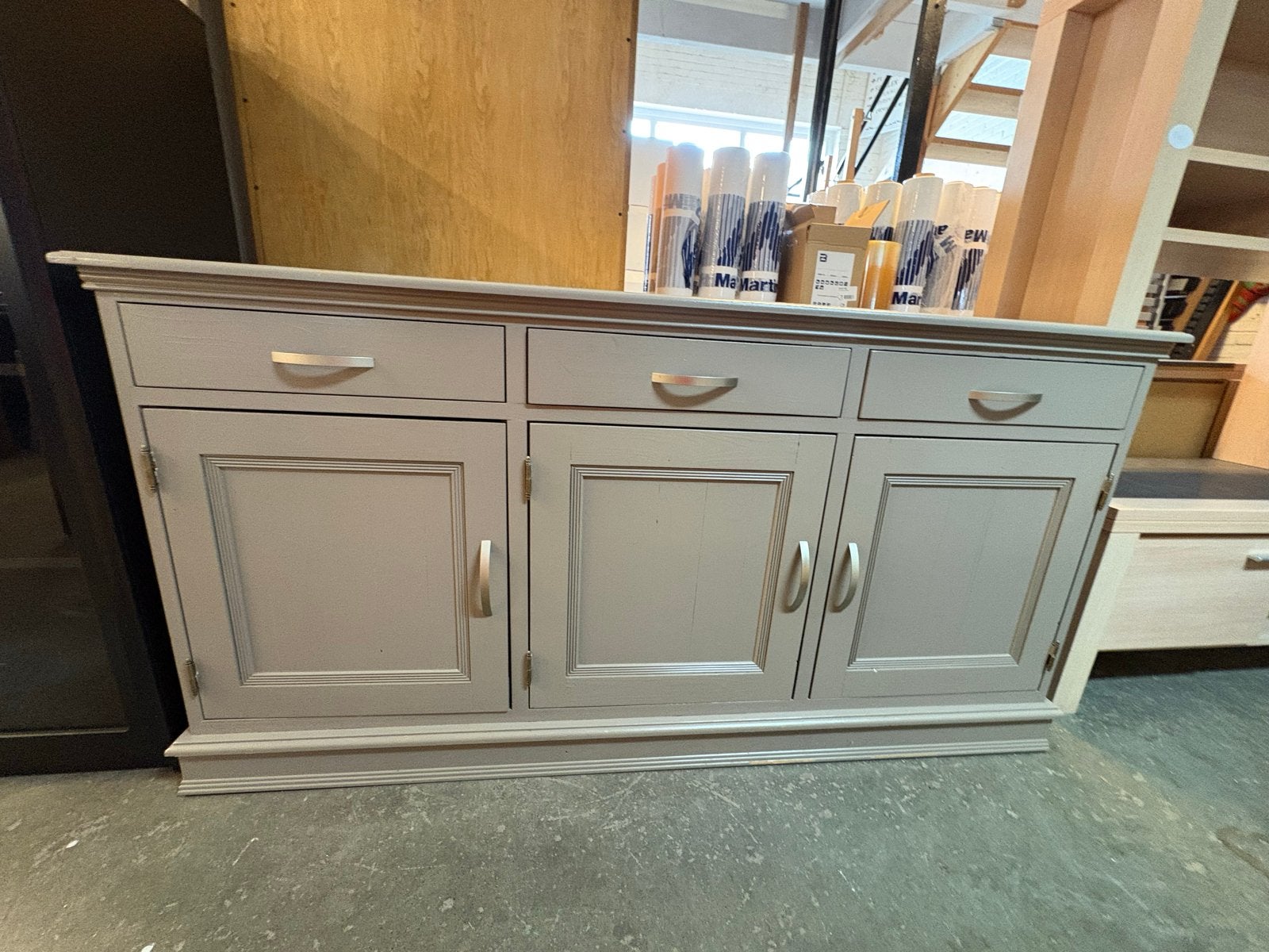 Mooi taupe dressoir 180x55x92 cm, Ophalen, Gebruikt, 150 tot 200 cm, Met lade(s)