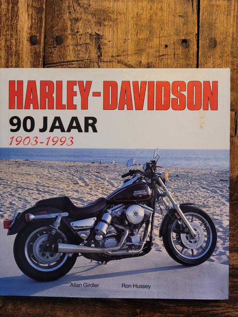 Girdler - Harley-davidson 90 jaar, Ophalen of Verzenden, Zo goed als nieuw, Girdler